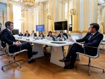 Coronavirus : la France n'a "jamais été en rupture de masques" affirme Macron 