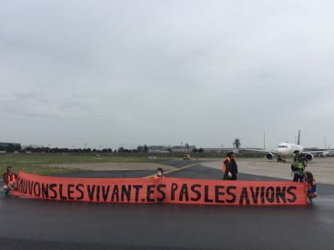 Aéroport d'Orly : des manifestants d'Extinction Rebellion perturbent la reprise