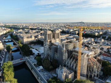 Notre-Dame : une banderole de Greenpeace interpelle le gouvernement sur le climat 