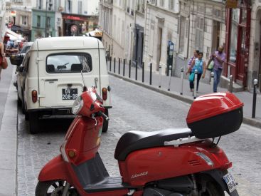 Paris : combien pourrait rapporter le stationnement payant des motos et scooters à la mairie ?