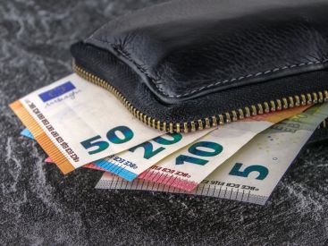 LREM propose un prêt de 10 000 euros à tous les jeunes 18-25 ans pour "se lancer dans la vie"