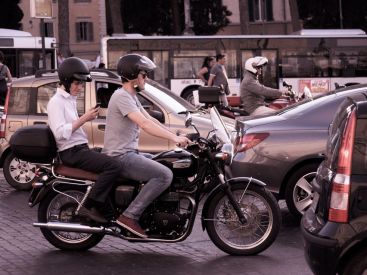 Deux-roues : la circulation entre les files de voiture interdite à partir du 1er février