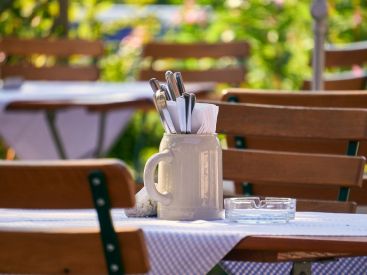 Covid : vers une réouverture des restaurants au déjeuner d'ici fin mars ? L'appel des députés