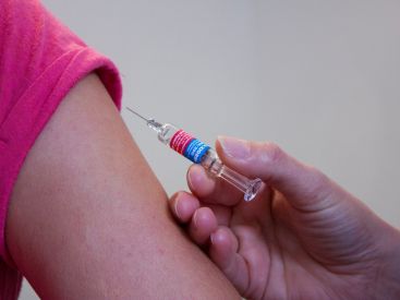 Vaccination : "On a eu tort de manquer d'ambition, de folie" en Europe, estime Macron