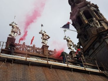 Les agents de propreté de la mairie de Paris en grève occupent l'Hôtel de Ville