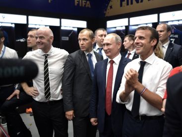 Football : Emmanuel Macron va jouer un match avec le Variété Club de France 