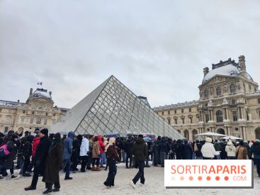 La Neige à Paris - Musée du Louvre pyramide foule