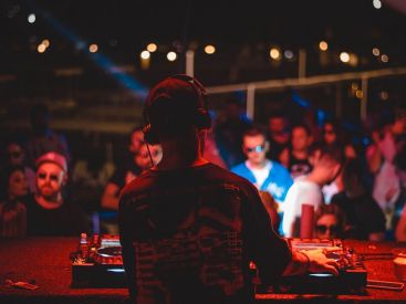 L'Abbaye Nomade, un lieu éphémère dans une église à Paris avec DJ sets et pop-up restaurant