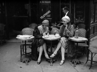 Exposition 'Le Paris de Roger-Viollet' sur les murs de Bercy Village