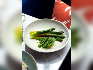 La recette des asperges vertes rôties d'Amandine Chaignot, cheffe de Pouliche