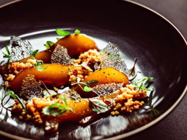 La recette des poires pochées de Thomas Danigo, chef de l'hôtel Monsieur George