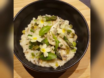 La recette du risotto aux asperges vertes et pesto à l’ail des ours du chef Julien Budin