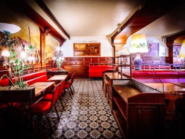 Vente aux enchères à la brasserie Jenny qui devient ensuite Bouillon République