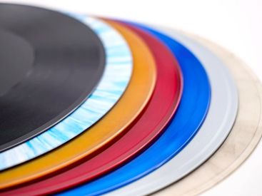 Vinyle à la boulangerie, shampooing chez le caviste: des commerçants du 11e se rebellent avec humour