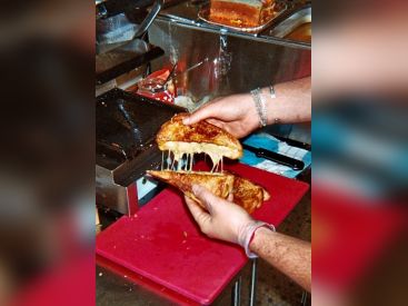 Homer Lobster et Taka & Vermo signent en édition limitée le grilled cheese le plus cheesy