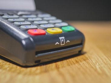 Les pourboires par carte bancaire au restaurant défiscalisés en 2022, annonce Macron