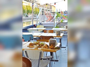 La Bougeotte, le bar à vin flottant amarré pour un temps dans le bassin de la Villette