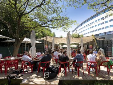 La grande terrasse végétalisée éphémère de Radioeat, le restaurant de la Maison de la Radio
