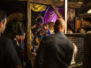 Close, le spectacle immersif de retour à Paris à la Cartonnerie