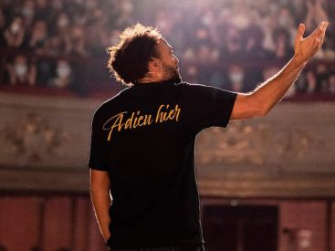 Fabrice Éboué au Point Virgule avec son spectacle Adieu hier en juillet 2022