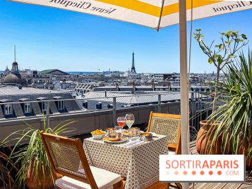 La terrasse estivale du Printemps Haussmann 2025 avec vue sur Paris et la Tour Eiffel