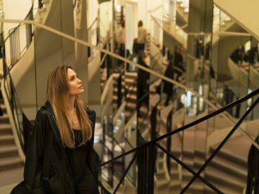 Coutures : dans les coulisses de la mode et de la vie avec Angelina Jolie - notre avis