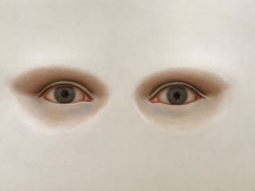 Serena Carone : une exposition dans un monde de faïence et de faux-semblants à la galerie Perrotin