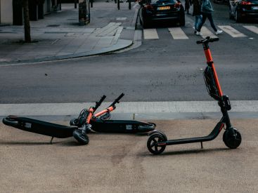 Trottinettes électriques : le gilet de haute visibilité est-il obligatoire la journée ou seulement le soir ?