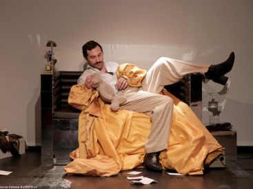 Théâtre : "Jacques De Bascher", les mémoires du compagnon de Lagerfeld et amant de Saint Laurent 