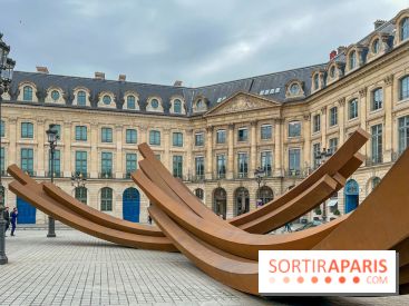 Les imposantes installations en acier de l'artiste Bernar Venet sur la Place Vendôme