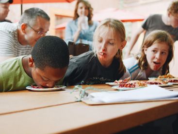 Fermeture des écoles : le gouvernement promet d'aider les familles modestes privées des cantines
