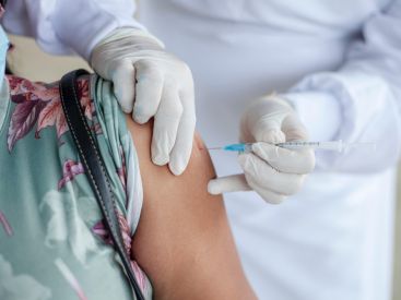 Covid et 3e dose : quand prendre rendez-vous pour la dose de rappel quand on a plus de 50 ans ?