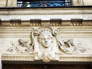 Pourquoi y a t-il des visages au-dessus des portes d'immeubles à Paris ?