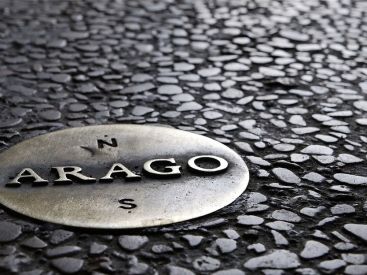 Partez sur les traces des médaillons Arago et leurs secrets, cachés sous nos pieds dans Paris