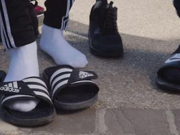 Le port des claquettes-chaussettes interdit dans un lycée de Seine-Saint-Denis