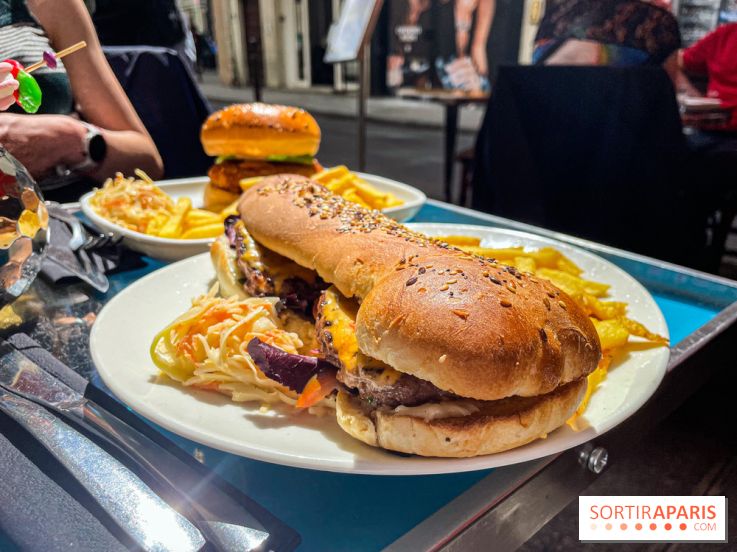 Tata Burger, le restaurant aux burgers en forme de zizi dans le Marais - 3FEFF729 25E8 4FF6 BAF2 E632A5DFD6A9