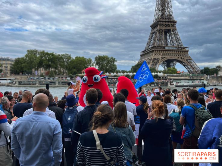 Athlètes et flambeau de Paris 2024