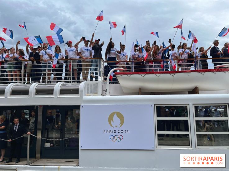 Athlètes et flambeau de Paris 2024