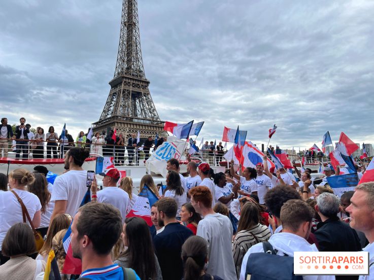 Athlètes et flambeau de Paris 2024