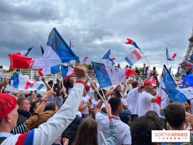 Athlètes et flambeau de Paris 2024