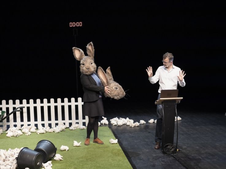 "Le Problème lapin" : l'étrange conférence - pièce au Théâtre du Rond-Point