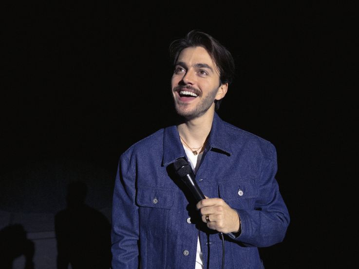 Panayotis Pascot : de nouvelles dates annoncées à Paris pour son spectacle Entre les deux 