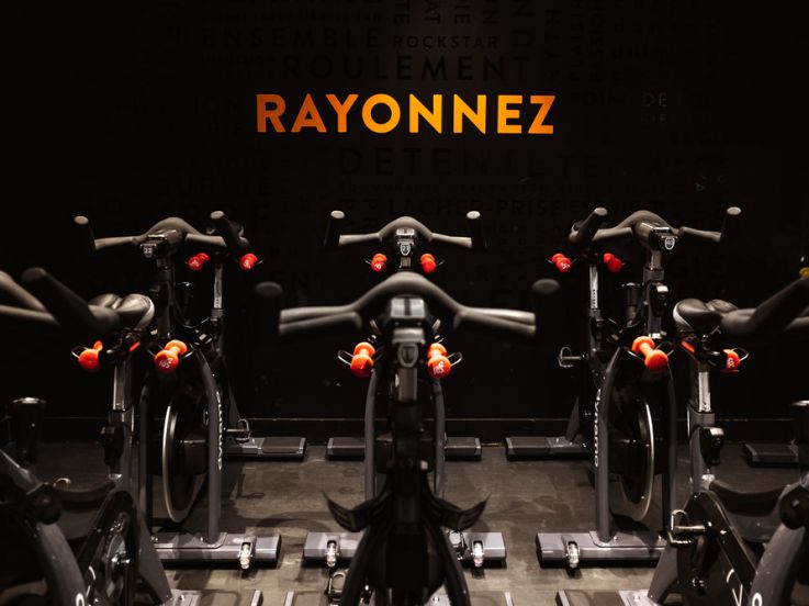 Du cycling au cabaret le Paradis Latin pour les fans de vélo indoor 