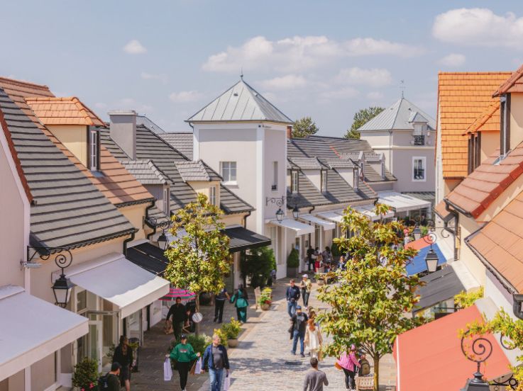 Amoureuses et amoureux de Shopping, des offres irresistibles vous attendent à la Vallée Village, près de Paris !