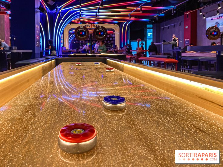 Shuffled, l'enseigne de shuffleboard à Boom Boom Villette