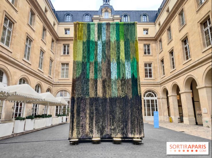 Art Basel Paris 2025 : une installation textile installée dans la cour de l'Hôtel de la Marine - fotor 1760090357522