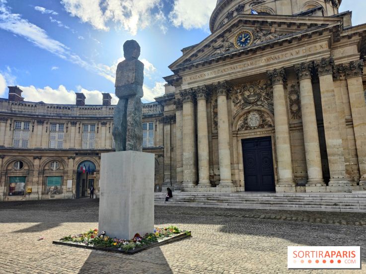 Art Basel Paris 2025 : un totem monumental installé sur le parvis de l'Institut de France