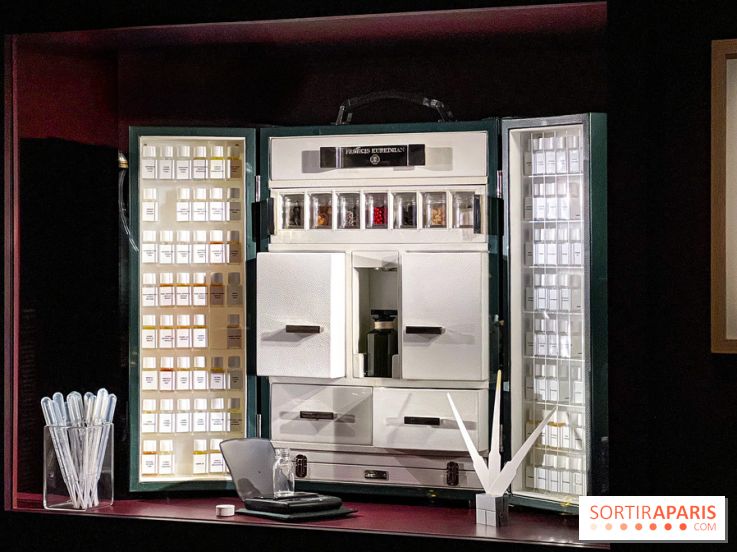 Parfum, sculpture de l'invisible : l'exposition retrospective évènement de Francis Kurkdjian à Paris - IMG 1447 jpg 2