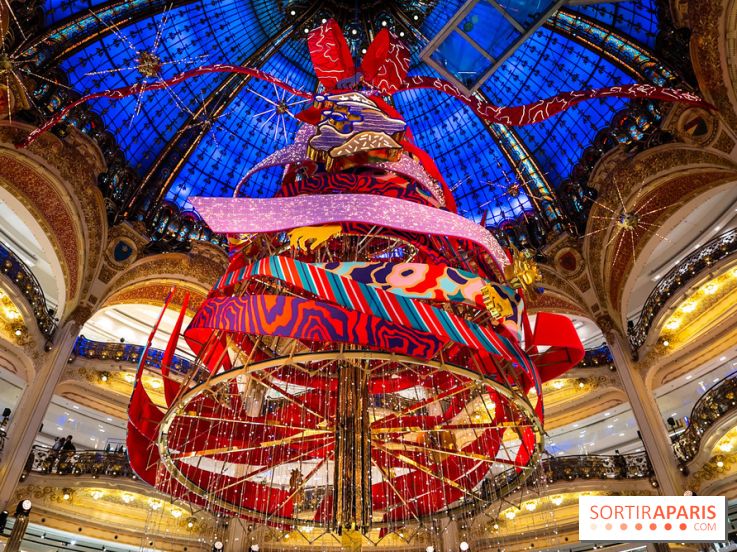 Vitrines et sapin de Noël des Galeries Lafayettes avec Clara Luciani - photos