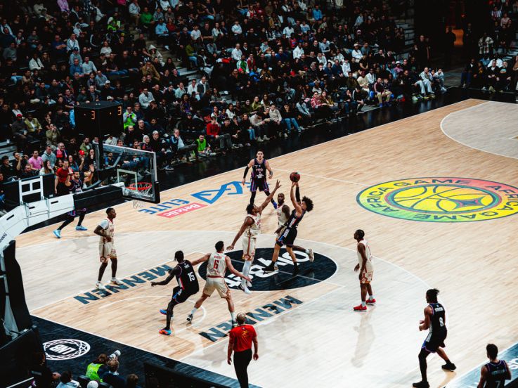 Campagne #36528 - Vue panoramique spectaculaire de l'Adidas Arena à Paris plongée dans une ambiance de show avec jeux de lumières bleus et violets et lasers avant un match du Paris Basketball.